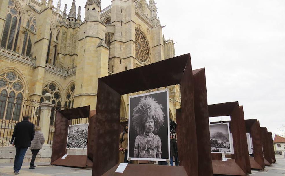 La exposición Génesis a los pies de la Catedral de León.