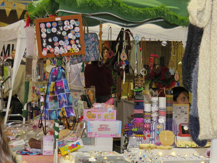 El municipio leonés comienza su apretada agenda de ocio navideño con una feria muy especial en el que las mujeres emprendedoras del municipio y otras llegadas de toda la provincia muestran sus productos en el pabellón deportivo de Navatejera