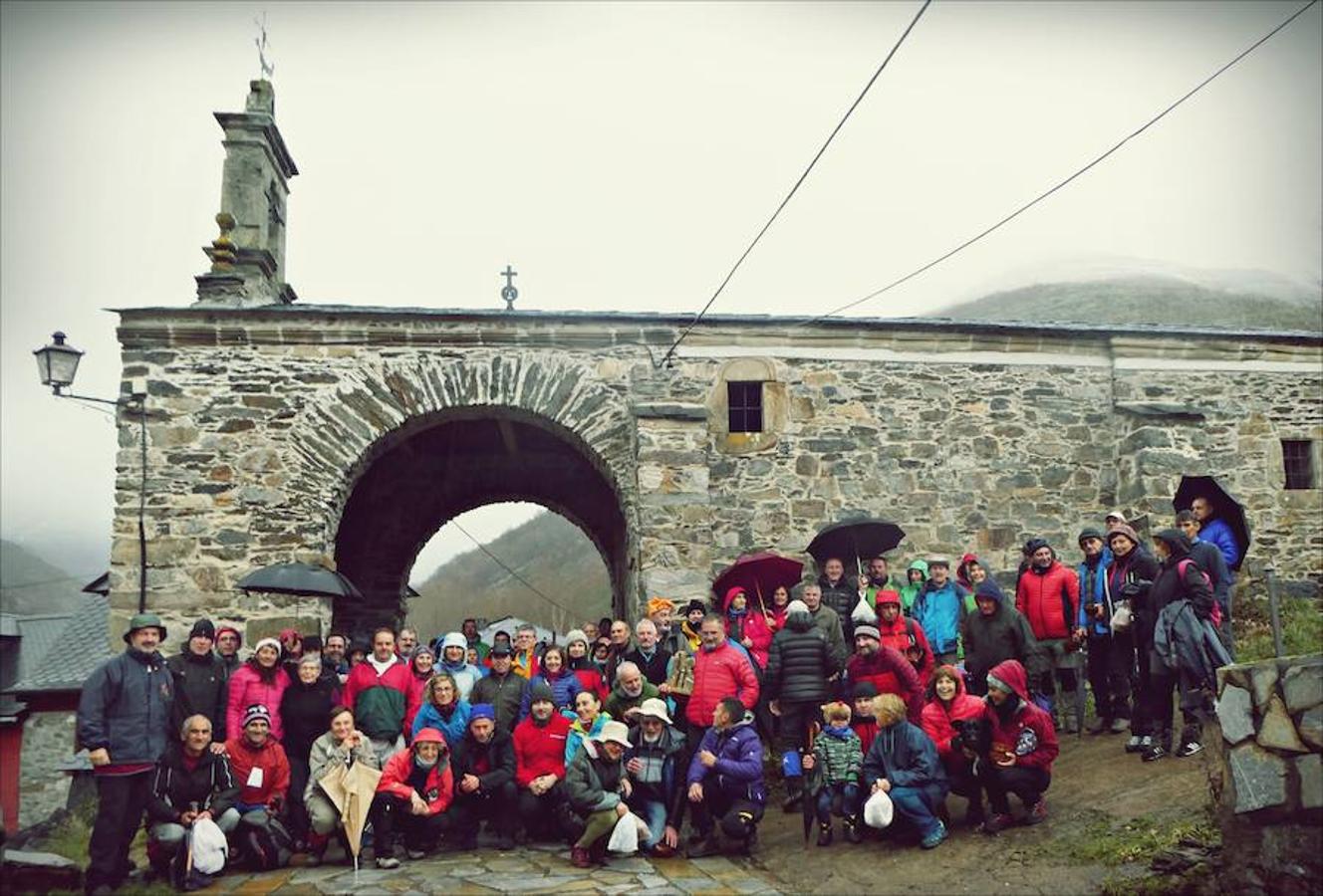 Fotos: Colocación del belén en el Pico Catoute