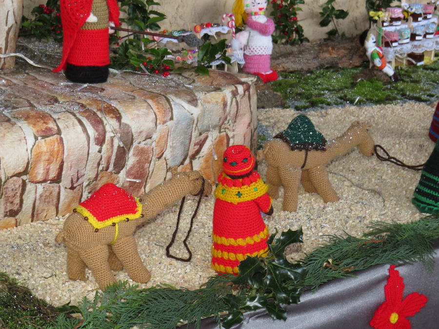 Fotos: Villoria enciende una Navidad de ganchillo