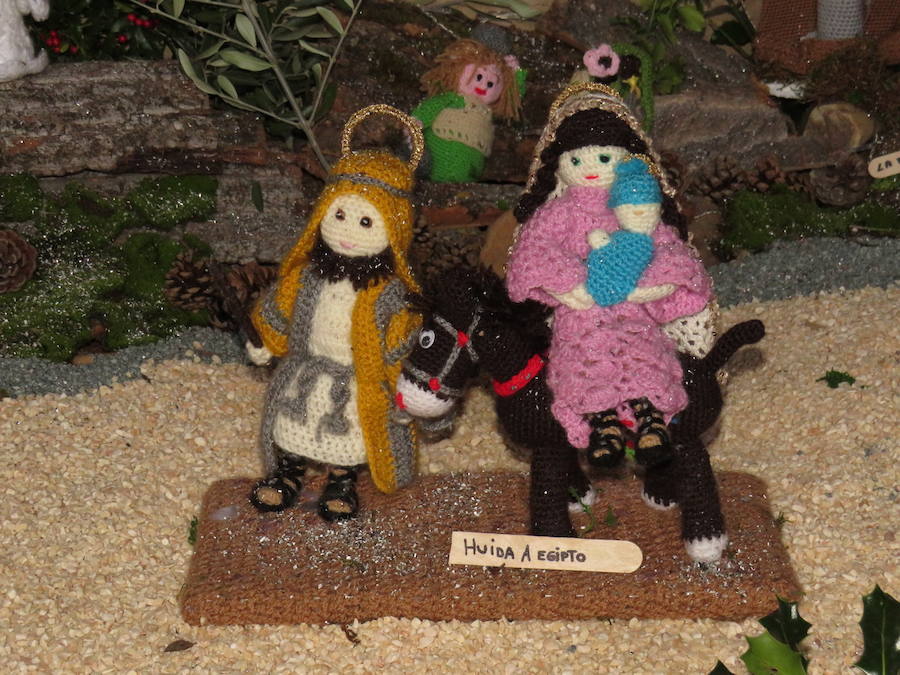 Fotos: Villoria enciende una Navidad de ganchillo