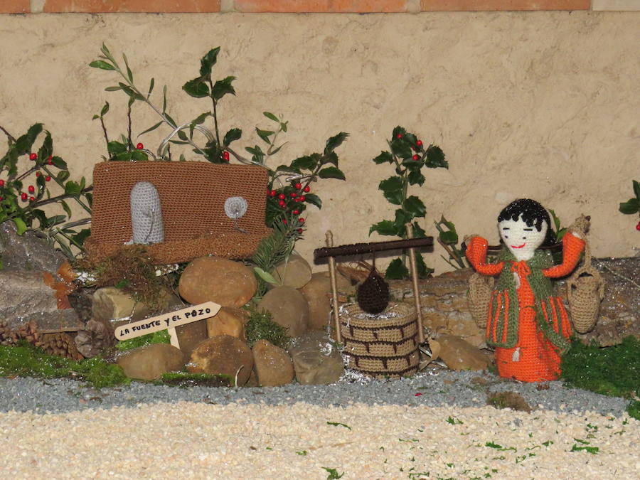 Fotos: Villoria enciende una Navidad de ganchillo