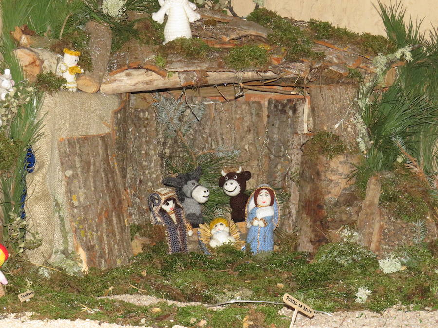 Fotos: Villoria enciende una Navidad de ganchillo