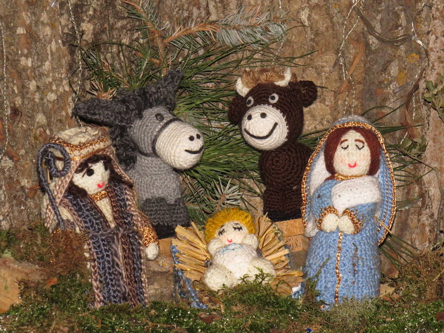 Fotos: Villoria enciende una Navidad de ganchillo