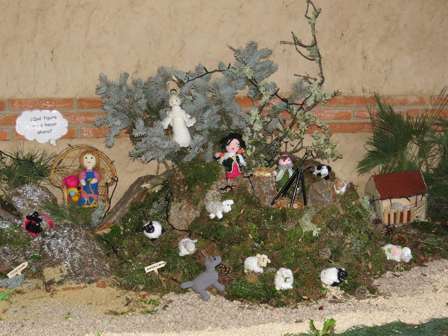 Fotos: Villoria enciende una Navidad de ganchillo