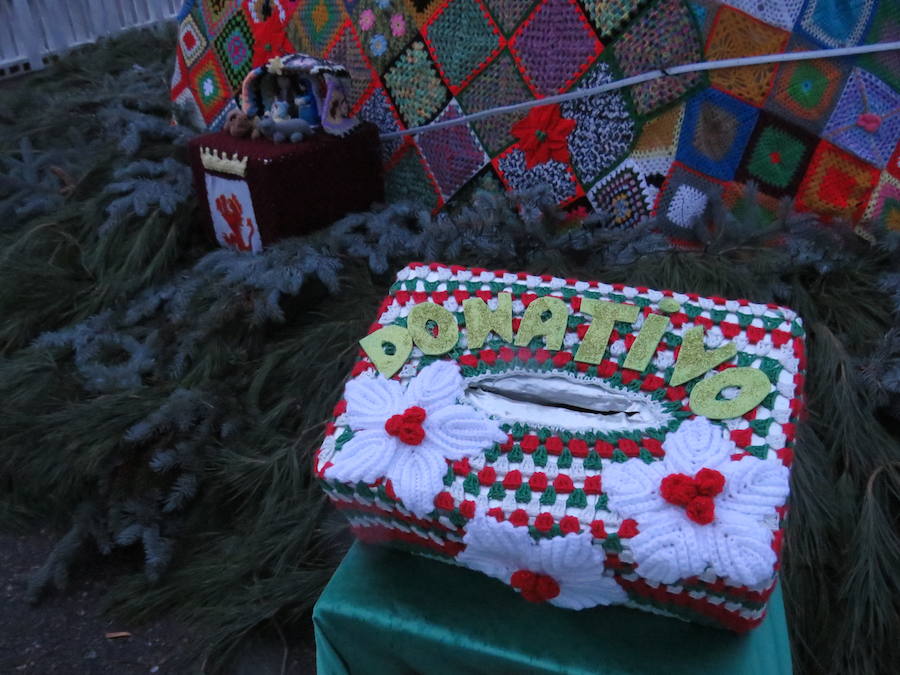 Fotos: Villoria enciende una Navidad de ganchillo