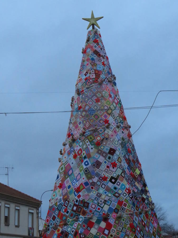 Fotos: Villoria enciende una Navidad de ganchillo