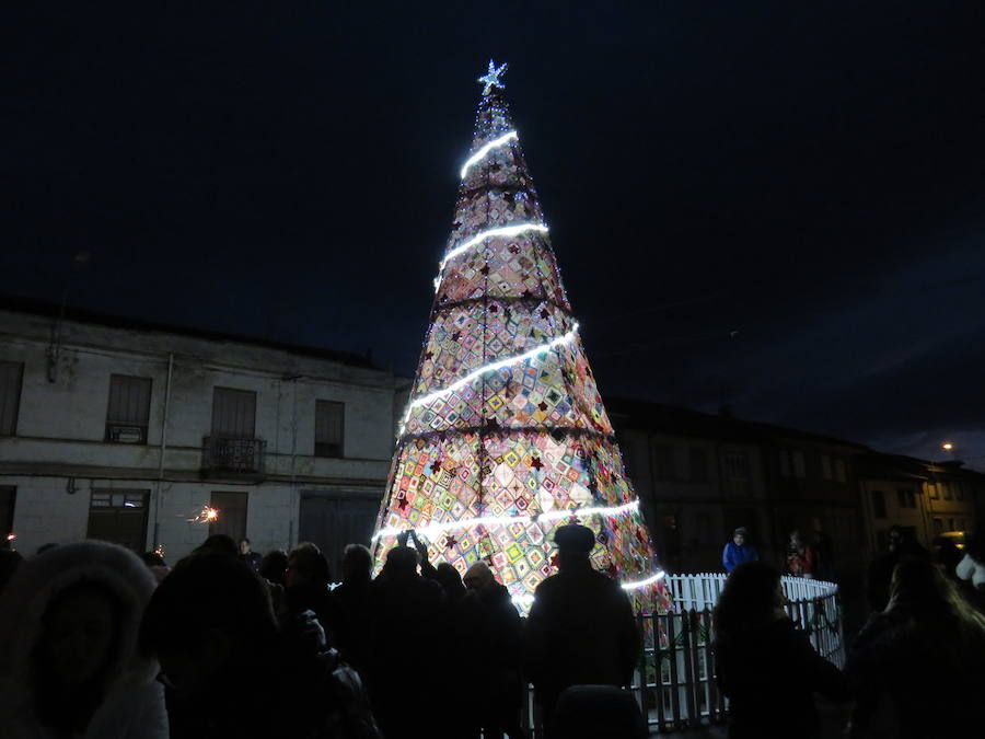 Fotos: Villoria enciende una Navidad de ganchillo