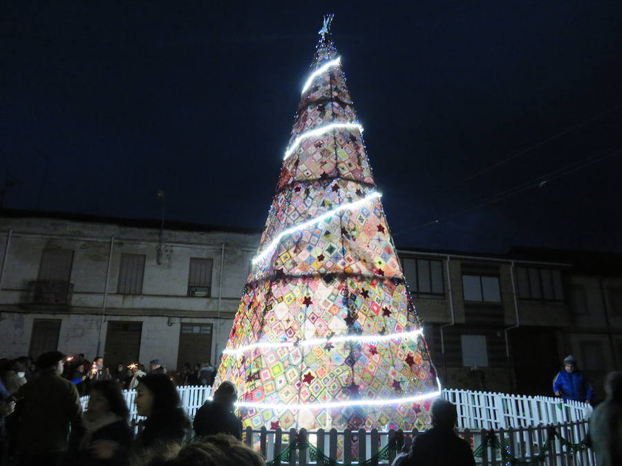Fotos: Villoria enciende una Navidad de ganchillo