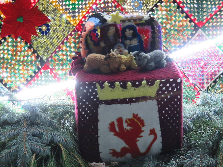 Fotos: Villoria enciende una Navidad de ganchillo