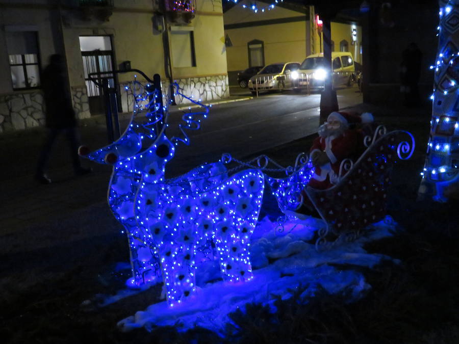 Fotos: Villoria enciende una Navidad de ganchillo