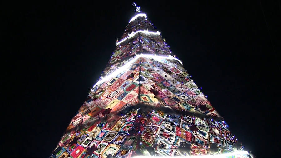 Fotos: Villoria enciende una Navidad de ganchillo
