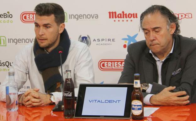 Galería. Víctor Cea, junto a Felipe Llamazares, en la rueda de prensa de despedida.