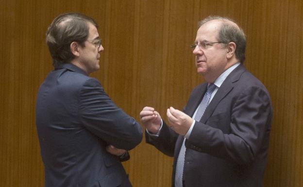 Fernández Mañueco y Juan Vicente Herrera, durante un encuentro en las Cortes.