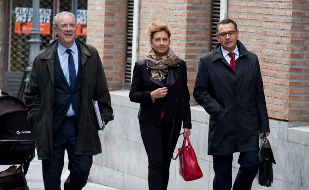 Begoña Hernández, con su letrado (i), se dirige a los juzgados de la calle Angustias para declarar en el caso Perla Negra, en octubre de 2017, 