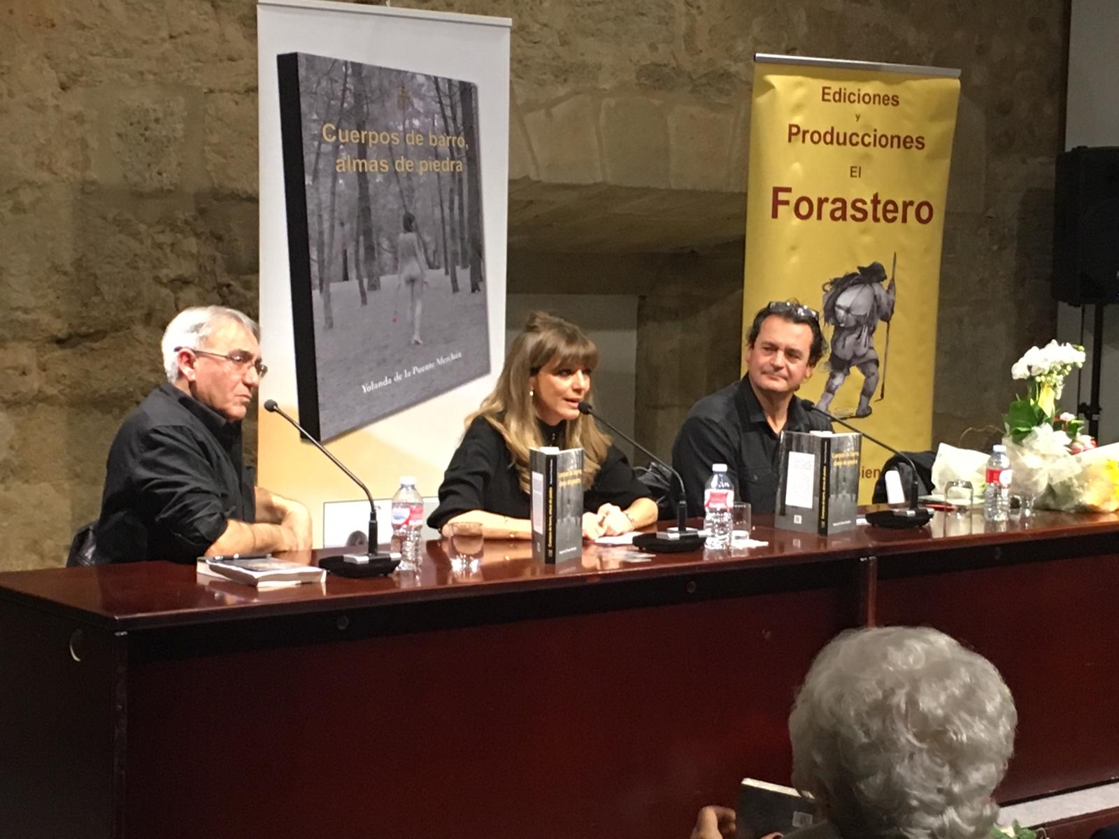 El Palacio Conde de Luna congregó a más de un centenar de personas para descubrir de manos de su autora las entrañas de este libro