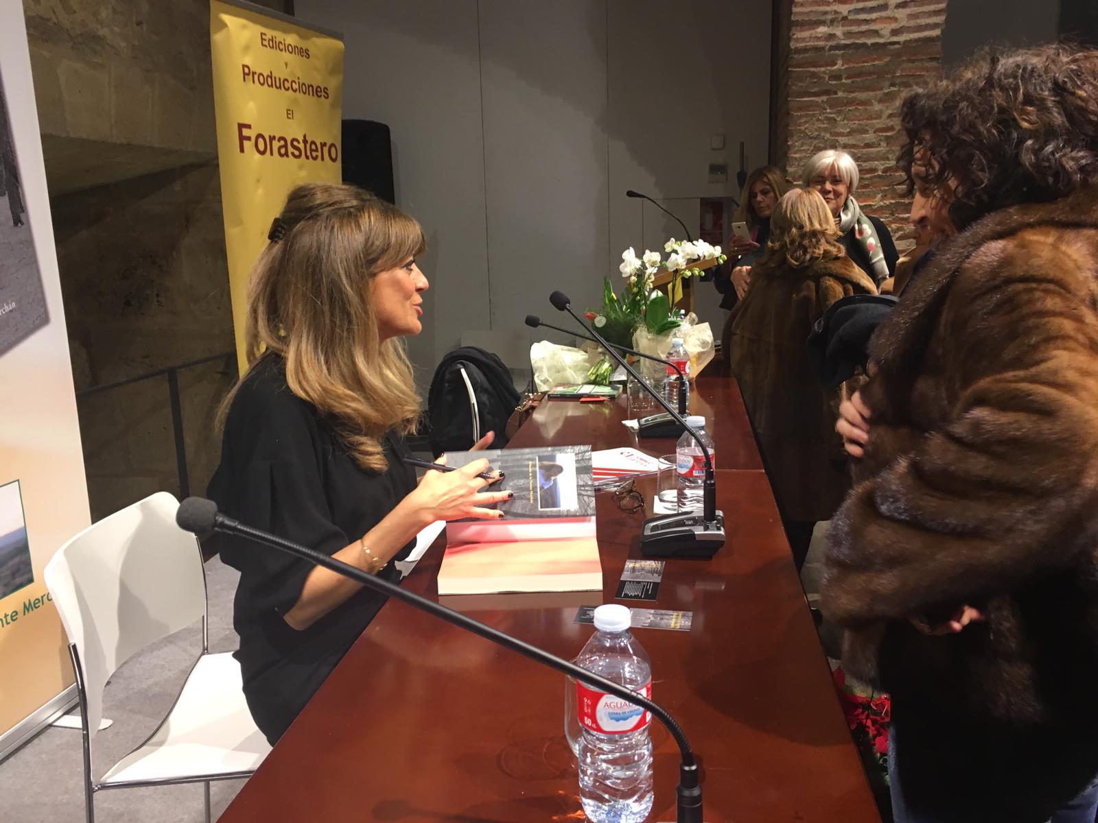 El Palacio Conde de Luna congregó a más de un centenar de personas para descubrir de manos de su autora las entrañas de este libro