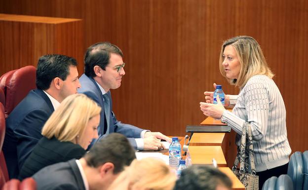 La consejera de Hacienda, Pilar del Olmo, conversa con el procurador del PP Alfonso Fernández Mañueco durante el Pleno de las Cortes de Castilla y León.