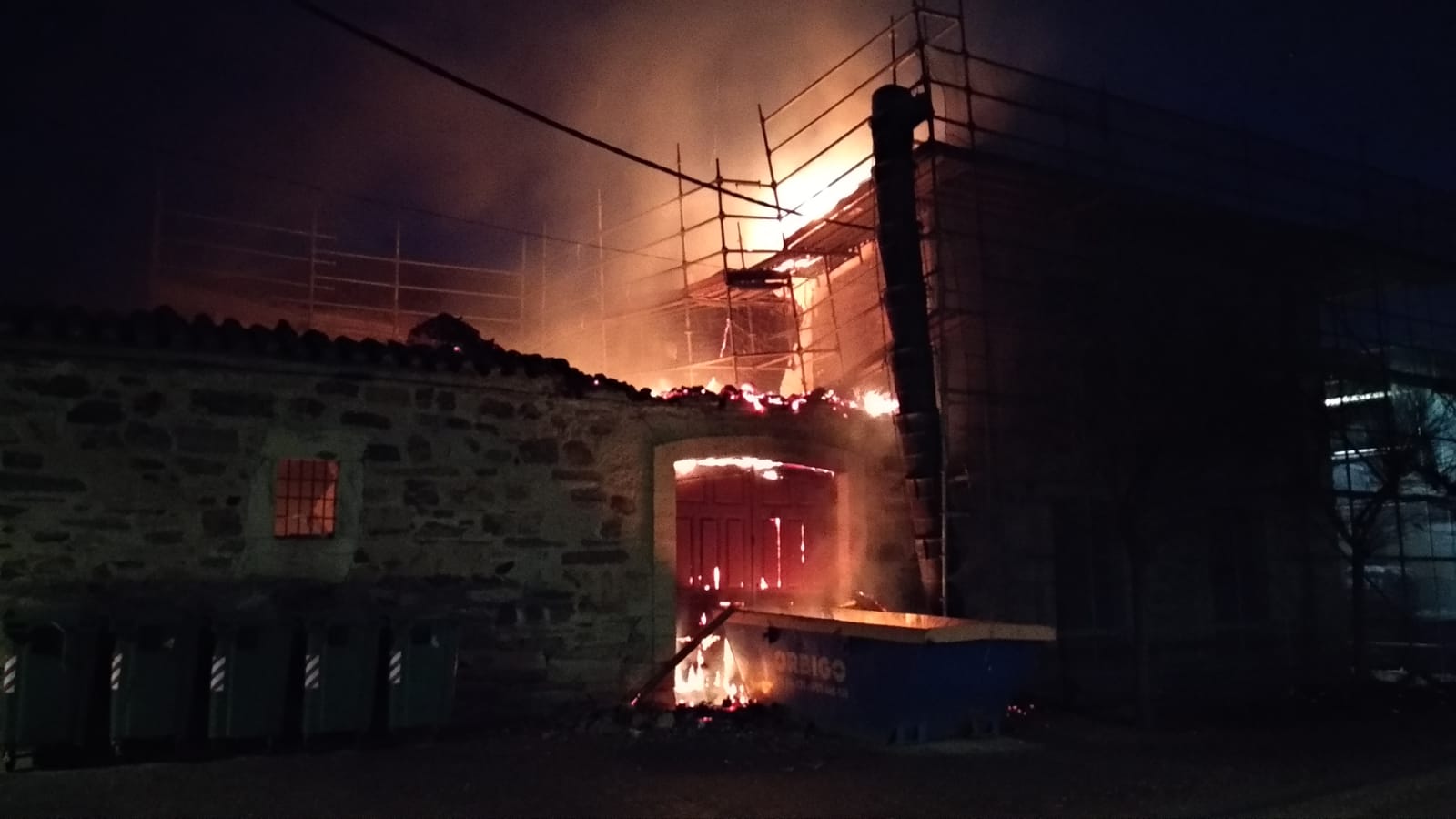 Fotos: Un incendio causa números daños en la Vieja Botica de Santa Colomba de Somoza