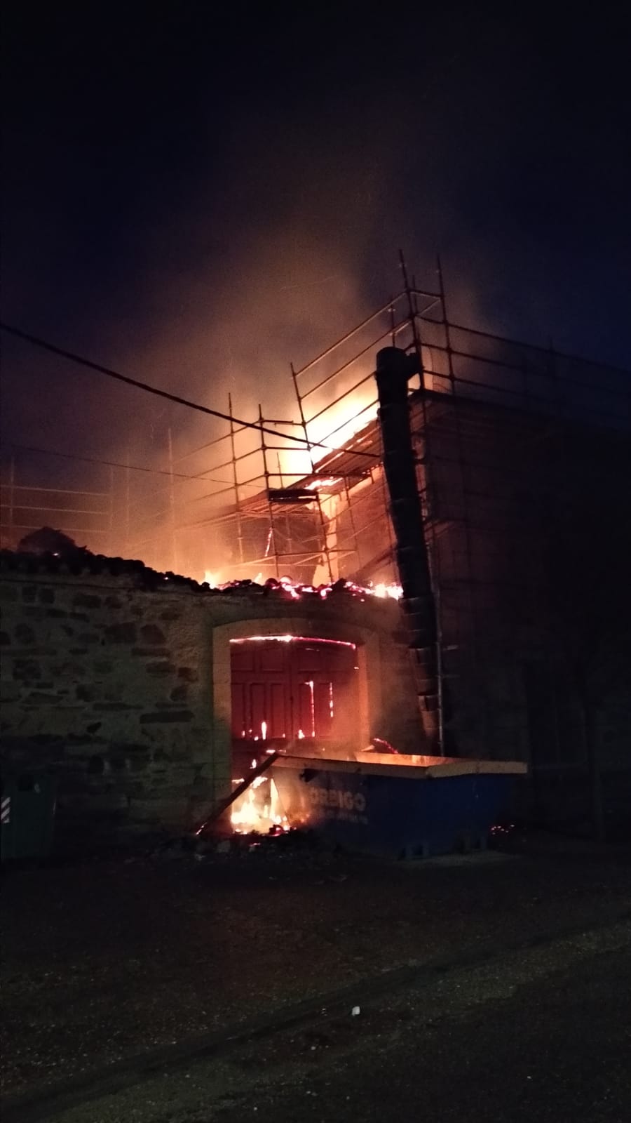 Fotos: Un incendio causa números daños en la Vieja Botica de Santa Colomba de Somoza