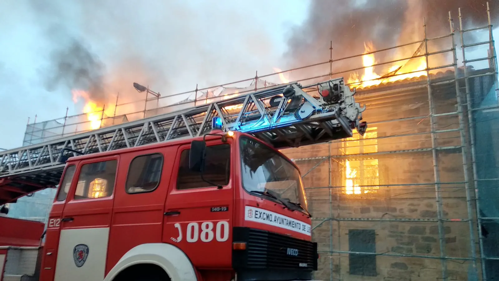 Fotos: Un incendio causa números daños en la Vieja Botica de Santa Colomba de Somoza