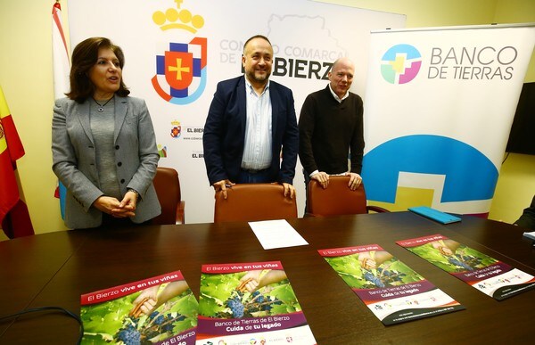 El presidente del Consejo Comarcal del Bierzo, Gerardo Álvarez Courel (C), junto a la presidenta del Consejo Regulador de la DO Bierzo, Misericordia Bello, y el el director técnico de varios de los sellos de calidadc del Bierzo, Pablo Linares (D), durante la presentación de la campaña.