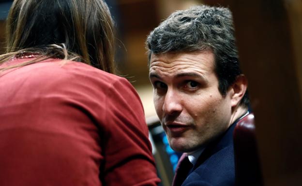 El líder del PP, Pablo Casado, sentado en sue escaño de la Cámara baja. 