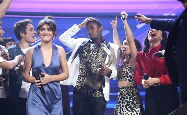 Famous (en el centro) intenta asimilar que ha sido el ganador de 'OT 2018' en la final de este miércoles.