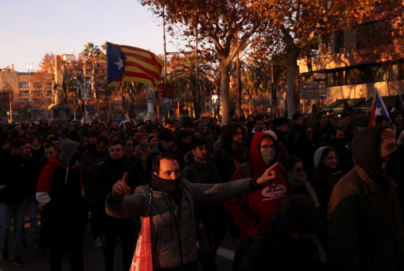 El presidente del Gobierno, Pedro Sánchez, preside este viernes el Consejo de Ministros en la Llotja de Mar de Barcelona. La ciudad condal vive una jornada de concentraciones y protestas de la mano de los CDR.