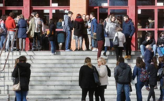 Aspirantes a opositar en 2017 en el Aulario de la Universidad de Valladolid. 