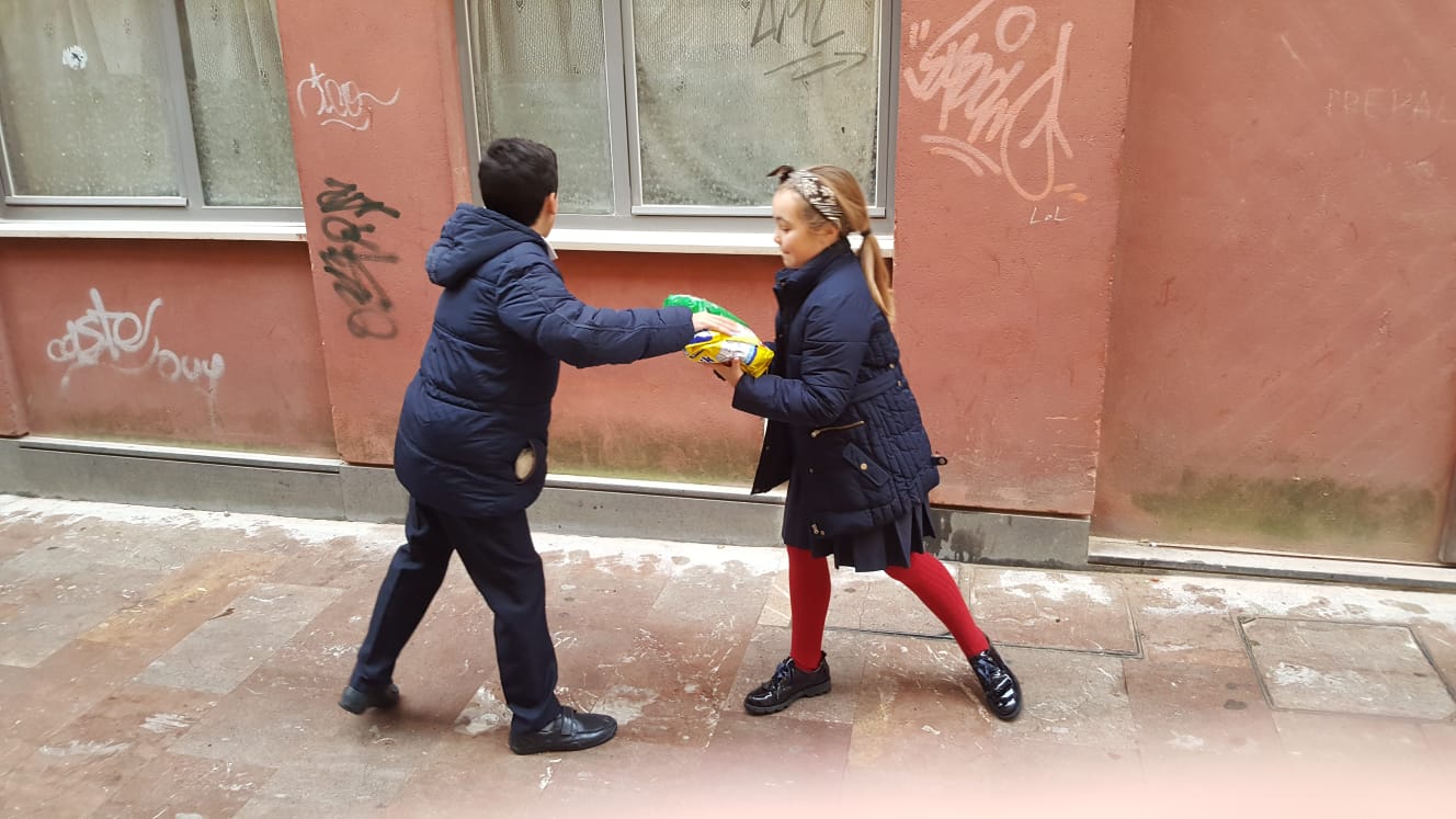 Cadena solidaria del colegio Discípulas de Jesús