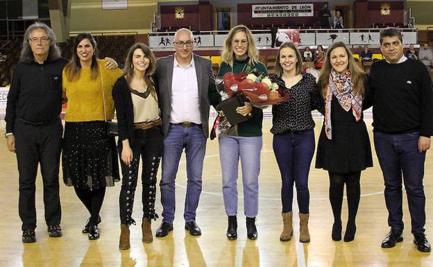 Galería. Homenaje a Mireya González en el descanso del partido.