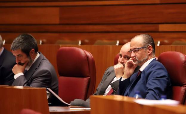 El portavoz de Ciudadanos, Luis Fuentes, junto a David Castaño, en el Pleno de las Cortes.