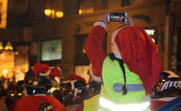 Galería. Una 'Mamá Noel' motera graba la concentración.