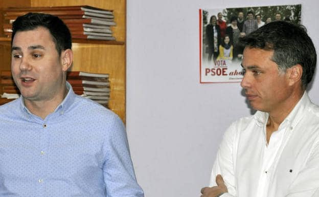 Javier Alfonso Cendón, secretario general del PSOE de León, y Juan Pablo Regadera, candidato socialista a la alcaldía en Valencia de Don Juan.