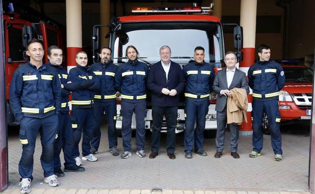 El alcalde de León, Antonio Silván, acompañado del concejal de Seguridad y Movilidad, Fernando Salguero, visita el parque de Bomberos con motivo de las fiestas navideñas.