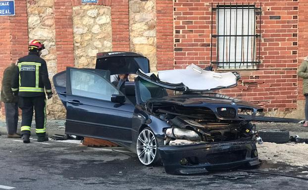 El coche quedó completamente destrozado como consecuenica del impacto. 