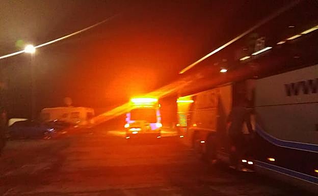 Imagen de la ambulancia que traslada a la joven alejándose del autobús en el que viajaba. 