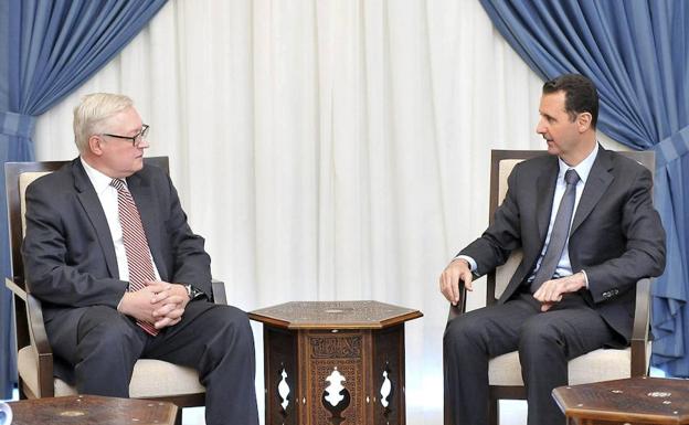 El presidente sirio Bachar Al Asad (dcha.) reunido con el viceministro ruso de Exteriores, Serguéi Riabkov (izda.), en Damasco (Siria) en 2013.