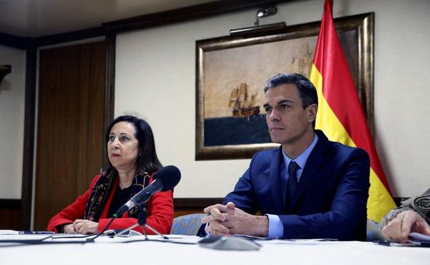 La ministra de Defensa, Margarita Robles, y el presidente del Gobierno, Pedro Sánchez, a bordo del 'Juan Carlos I' felicitan las navidades a las tropas españolas en el extranjero.