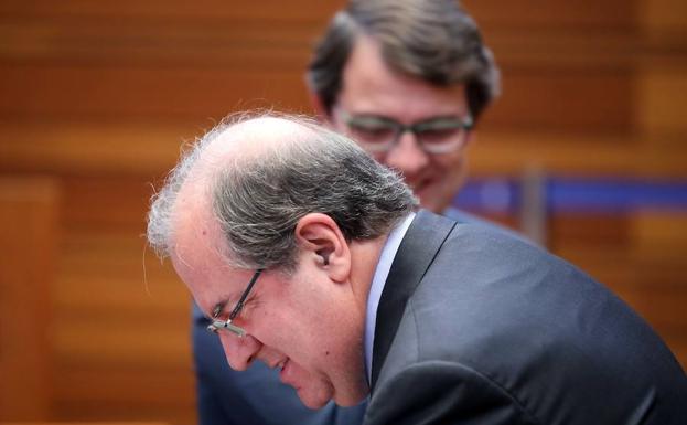 El presidente de la Junta, Juan Vicente Herrera, junto a Alfonso Fernández Mañueco en el Pleno de las Cortes de Castilla y León. 