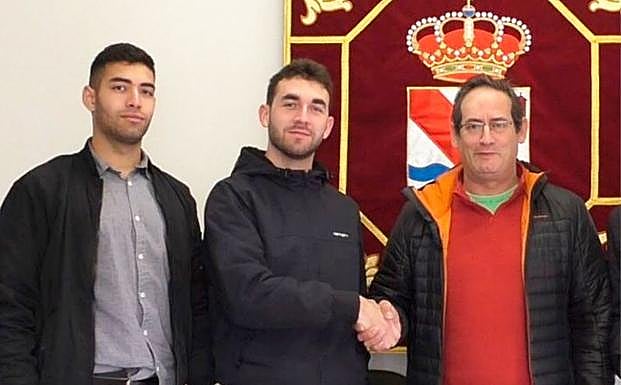 De izquierda a derecha, Pablo Rodríguez, secretario, Guillermo García, vicepresidente y José Alberto Martínez, alcalde de Mansilla Mayor.