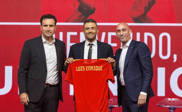 Luis Rubiales, junto a Luis Enrique y el director deportivo de la FEF, José Francisco Molina, el día de la presentación del asturiano como seleccionador. 