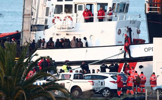 El buque, a su llegada al puerto de Crinavis de San Roque. 