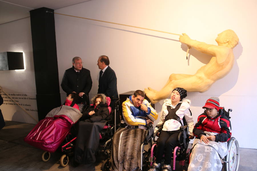 'El Recolector de Estrellas' de Amancio González homenajea a Paz Fernández Peña en el pasaje leonés que lleva su nombre