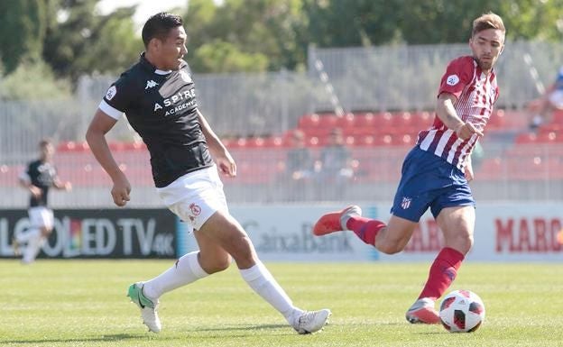 Nicho Escalante durante el partido ante el filial del Atlético de Madrid.