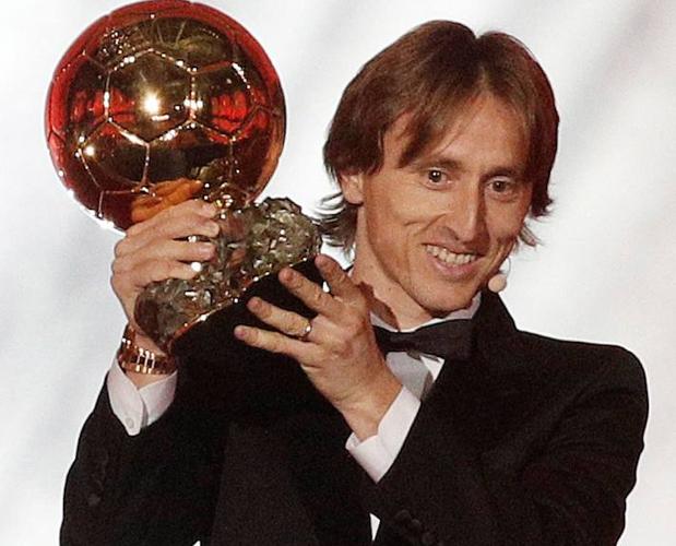 Luka Modric posa con el Balón de Oro que le acredita como mejor futbolista de 2018. 