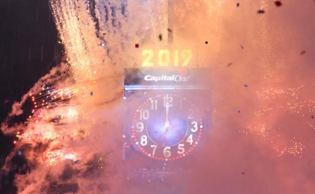 Un espectáculo de fuegos artificiales ilumina Times Square en Nueva York. 