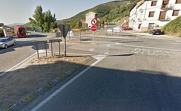 Cruce de la localidad berciana de Villafranca.