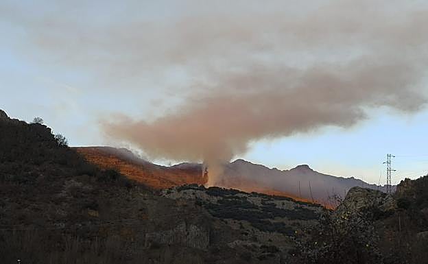 Galería. Incendio en los montes de la comarca de Gordón.